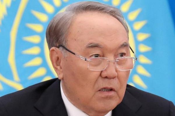 Nazarbayev mengatakan sebelumnya bahwa pemerintah harus mengundurkan diri setelah apa yang dia katakan adalah kegagalan untuk meningkatkan pendapatan nyata, meningkatkan lapangan kerja dan meningkatkan standar hidup.