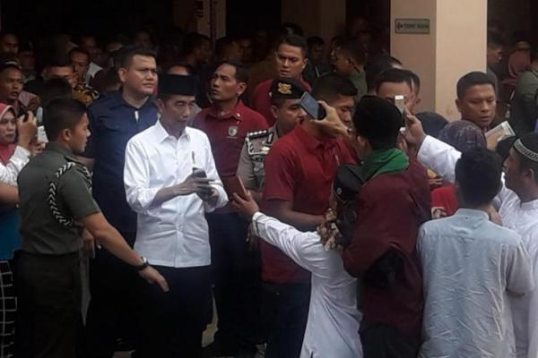 Presiden Joko Widodo di di kawasan Bintaro, Tangerang Selatan untuk membagikan sertifikat wakaf. Ini suasananya.