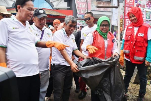Dengan memakai baju plastik yang diberikan oleh panitia HPSN, Bupati Bogor Ade Yasin begitu antusias mengikuti serangkaian kegiatan yang berkaitan dengan lingkungan, diantaranya bebersih kota dan bagi-bagi kantong ramah lingkungan. 