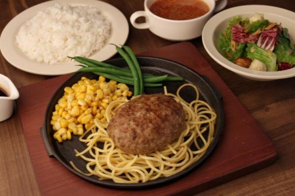 Kunci keistimewaan hamburg di Ishigamaya adalah menggunakan daging import berkualitas baik yang dicincang segar.
