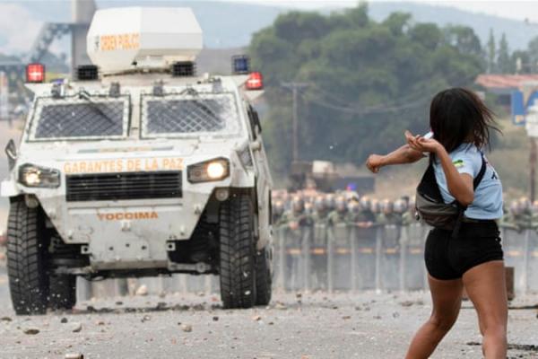 Pemerintah Maduro, yang menuduh Guaido dan AS berupaya melakukan kudeta, merespons dengan menyerukan para pendukungnya untuk berbaris di Caracas.