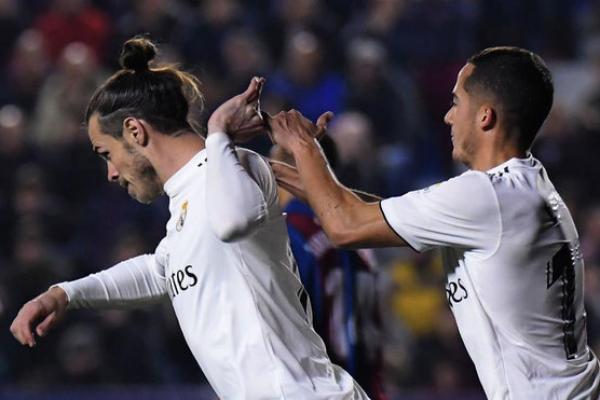 Bale menghempas tangan Lucas Vazquez yang hendak merayakan gol bersamanya.