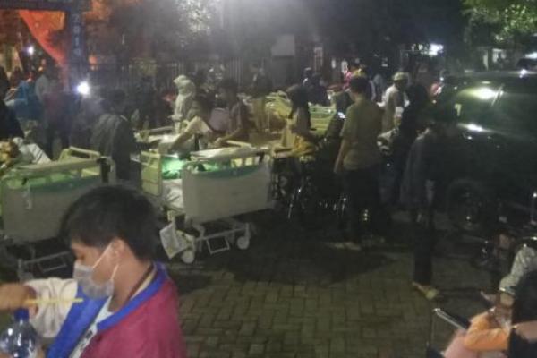 RSUD Kota Tangerang kebakaran semalam. Pasien pun dievakuasi ke beberapa rumah sakit rujukan yang telah ditentukan.