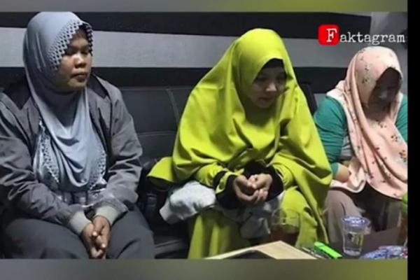 Tiga emak-emak di Karawang akhirnya resmi ditetapkan sebagai tersangka, setelah menyebarkan kampanye hitam alias hoax.