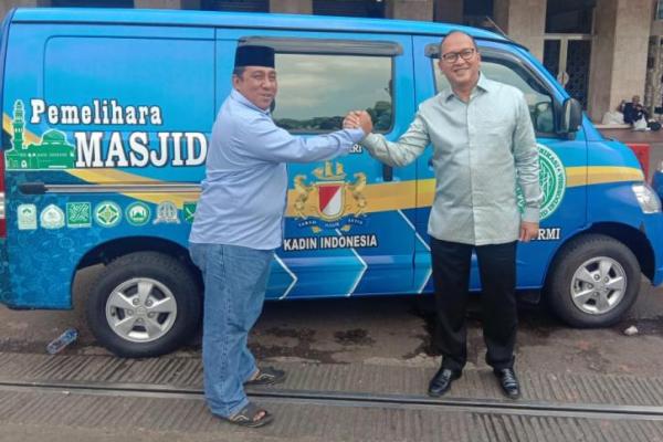Ketua Umum Kamar Dagang dan Industri Indonesia (Kadin Indonesia), Rosan P Roeslani menyerahkan bantuan mobil pemelihara masjid kepada Badan Komunikasi Pemuda Remaja Masjid Indonesia (BKPRMI), Selasa (26/02).