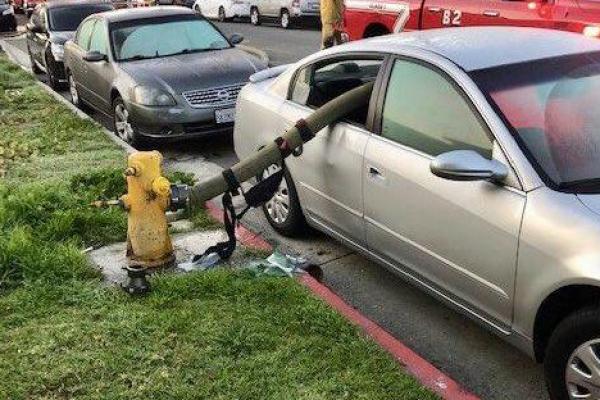 Petugas pemadam kebakaran itu terpaksa menghancurkan kaca jendela mobil tersebut lantaran terparkir di depan hidran dimana biasanya petugas memompa air. Apalagi tempat ada peringatan larangan parkir.