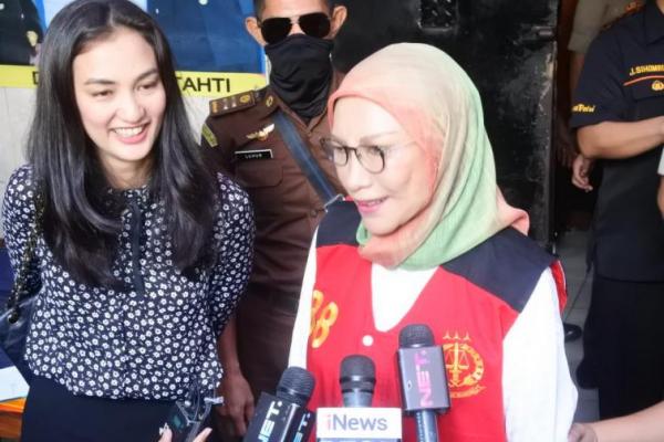Atiqa Hasiholan setia mendampingi ibundanya Ratna Sarumpaet yang hari ini menjadi terdakwa dalam sidang perdana kasus hoax.