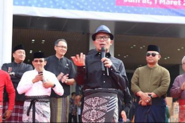 Menteri Hanif mengatakan, pihaknya ingin mempopulerkan kain sarung sebagai salah satu busana nasional Indonesia. Semakin populer dan dikenalnya sarung serta diminatinya sarung oleh generasi milenial