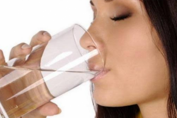 Penuhi kebutuhan harian Anda dengan minum air putih agar terhindar dari gangguan-gangguan kesehatan.