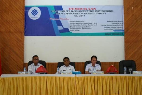 Kepala BLK Kendari Herman mengatakan mayoritas pengganguran di Sulawesi tenggara khususnya kota Kendari berlatar belakang pendidikan SD, SMP, SMA.