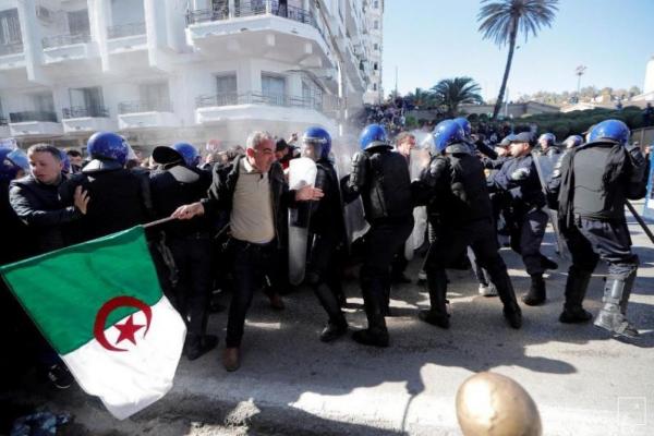Puluhan ribu demonstran menuntut Bouteflika membatalkan rencananya dalam pemilihan April mendatang. Pasalnya, pria 82 tahun tersebut memiliki kondisi fisik yang sudah tidak bugar lagi.