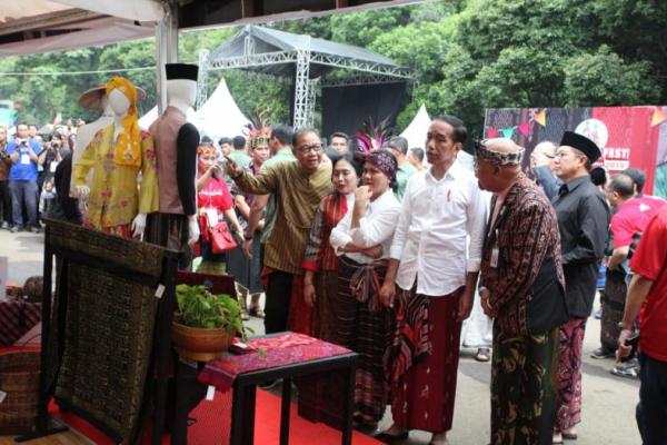 Presiden RI Joko Widodo mengajak seluruh lapisan masyarakat untuk melestarikan budaya kain sarung