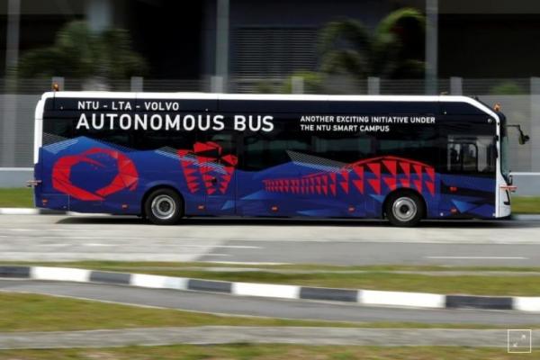 Singapura dengan kepadatan penduduk yang tinggi, mendorong pengembangan teknologi tanpa pengemudi, dengan harapan penduduk memilih transportasi massal