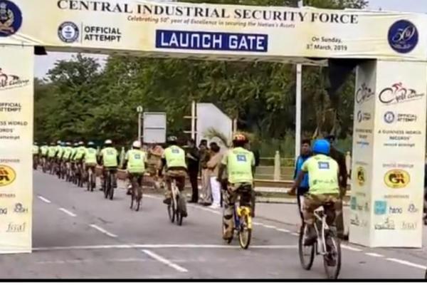 Rekor itu diberikan setelah 1.327 personel dengan sepeda diarak dalam satu baris di Tamuna Expressway di Noida dengan jarak seragam antara kendaraan roda dua.