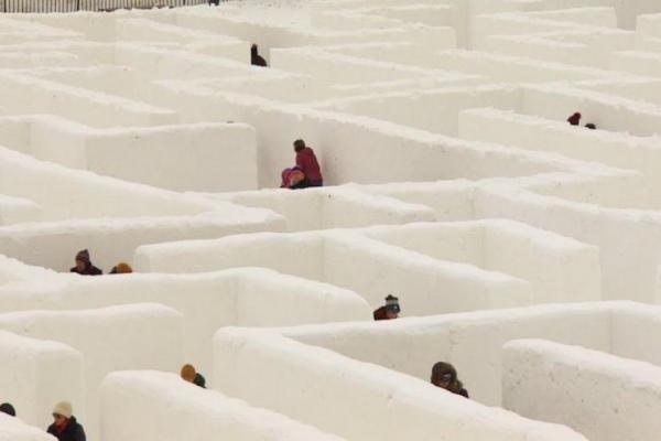 Labirin salju Manitoba seluas lebih dari 30.000 kaki persegi telah dinyatakan sebagai yang terbesar di dunia oleh Guinness World Records.
