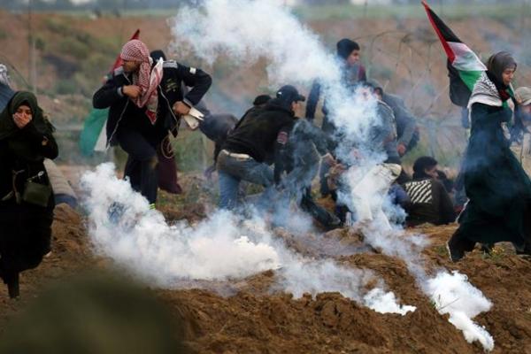 Militer Israel mengatakan, lebih dari 1.000 warga Palestina telah berkumpul di sepanjang pagar Israel di Gaza, membakar ban dan melemparkan alat peledak.