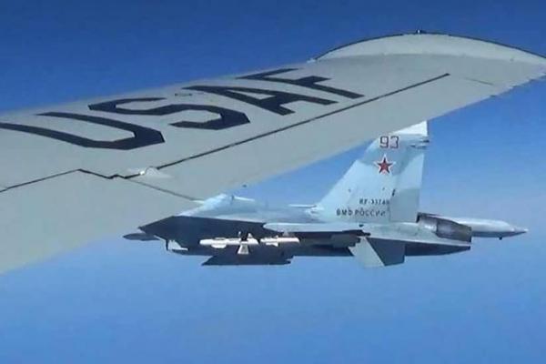 Pada awal tahun ini, militer Rusia mengatakan bahwa sebuah jet tempur Su-27 Rusia dikerahkan untuk mengidentifikasi dan mencegat pesawat mata-mata Swedia di dekat perbatasan.