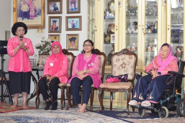 Yayasan Kanker Payudara Indonesia (YKPI) tak henti-hentinya menyuarakan kepada masyarakat melakukan deteksi kanker sejak dini, sehingga diharapkan menekan angka kanker di Indonesia.