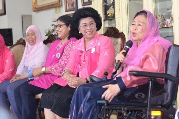 Berbicara di hadapan ratusan ibu-ibu dalam acara perayaan ulang tahunnya ke-71, istri Presiden Republik Indonesia ke-4 Shinta Nuriyah Wahid mengingatkan peranan penting perempuan dalam kehidupan masyarakat.