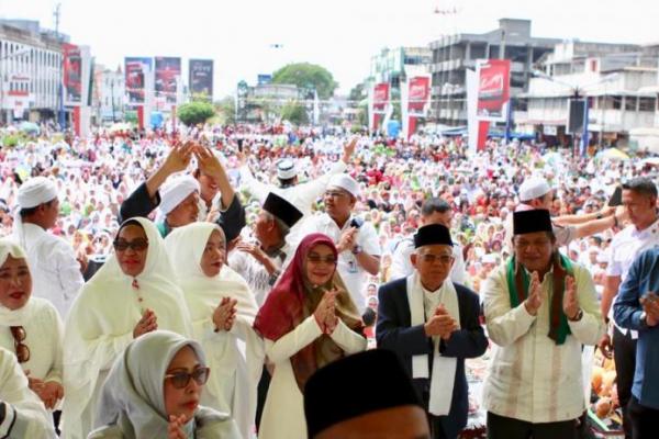Kiai Ma`ruf Amin mengikuti tabligh akbar yang diawali sholat dhuha berjamaah di Kota Padang Sidempuan, Sumatera Utara.