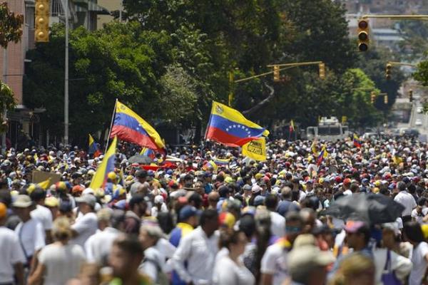 Para pendukung Maduro mengatakan mereka ingin membiarkan pasukan 