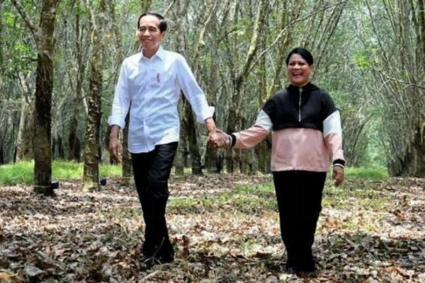 Potret Presiden Jokowi dan Ibu Iriana yang berjalan bergandengan tangan membuat Netizen baper. 