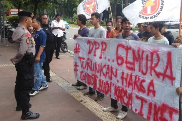 Nizar Chaeroni meminta Budi Karya selaku Menteri Perhubungan mengintervensi maskapai yang menaikkan harga tiket, sehingga membatasi aktivitas masyarakat di Indonesia.