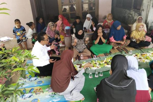 Ahmad Iman juga rajin bertemu komunitas-komunitas masyarakat Jakarta. Seperti komunitas pendekar pencak silat, komunitas kesenian Jakarta, komunitas pecinta burung dan banyak lagi.