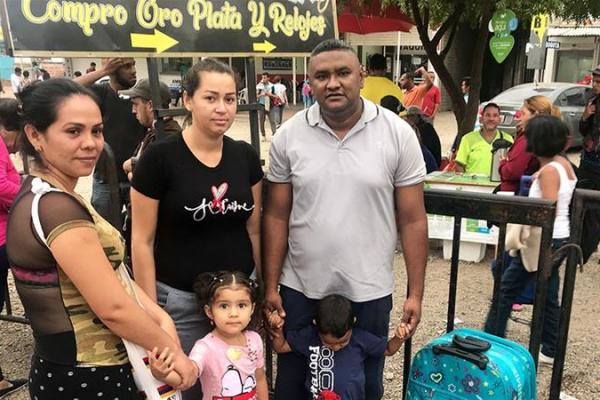 Tobar, bersama dengan enam anggota keluarganya dan ratusan warga Venezuela lainnya memasuki Kolombia melalui penyeberangan informal.