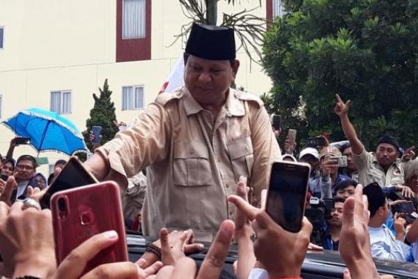 Ribuan warga menyambut riang gembira kedatangan capres nomor urut 02 Prabowo Subianto di Kabupaten Cianjur, Jawa Barat. Melihat antusias warga, Prabowo mencium aroma kemenangan rakyat.
