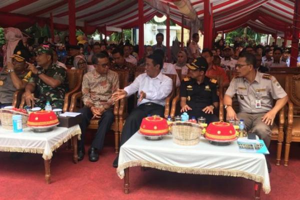 Amran sempat menegur pegawai direktorat karantina Sulawesi Selatan lantaran dianggap terlalu melakukan penghematan anggaran setelah menunjuk pembaca doa dari kalangan karyawan. 