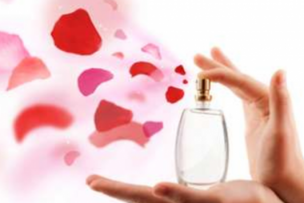 Penting mengetahui cara menyemprot parfum agar wangi yang keluar tahan lama seharian. 