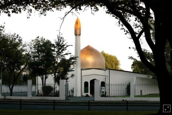 Seorang jemaah Muslim memberikan sambutan hangat kepada pelaku teror, Brentn Tarrant, saat memasuki Masjid Al Noor, Christchurch