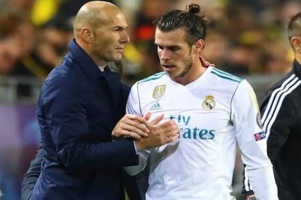 Gareth Bale ketika dia mengibarkan bendera mengejek Real Madrid menyusul lolosnya Wales ke Kejuaraan Eropa 2020