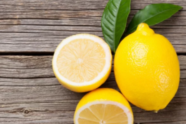 Lemon adalah buah yang memiliki banyak manfaat kesehatan dan kecantikan.