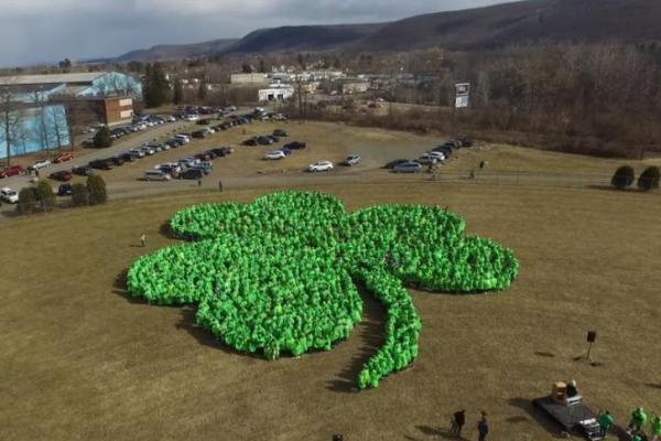 Sebanyak 1.200 warga mengenakan ponco hijau dan membentuk diri mereka menjadi bentuk shamrock di negara bagian New York untuk memecahkan Guinness World Record.