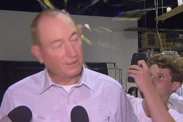 William Connolly, yang sekarang dikenal sebagai Pria Telur, memecahkan telur di atas kepala Anning pada konferensi pers di Melbourne