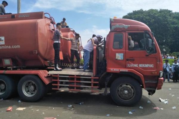 Pembajak truk tangki pertamina ditangkap polisi dan jalani pemeriksaan hari ini.