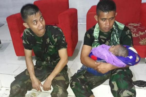 Banjir bandang dan longsor di Sentani, Jaya Pura memakan banyak korban. Anggota TNI berhasil selamatkan bayi usia 5 bulan.