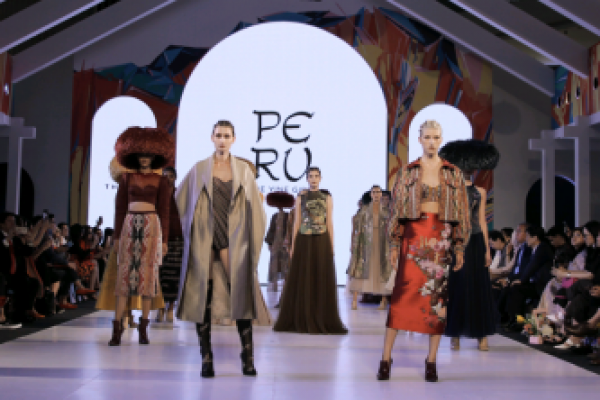 Acara Opening Fashion Nation 13th Edition menampilkan koleksi modern dan elegan dari 2 desainer berbakat Indonesia.