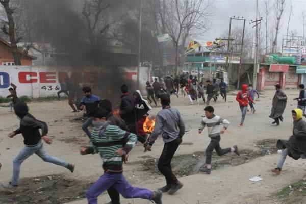Pasukan keamanan menembakkan gas air mata ke pengunjuk rasa ketika pihak berwenang menangguhkan layanan internet di wilayah tersebut.