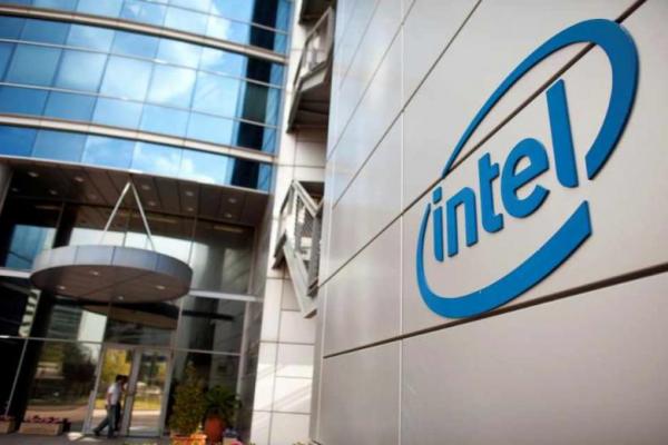 Intel telah menginvestasikan miliaran dalam membangun pabrik di tiga benua untuk mengembalikan dominasinya dalam pembuatan chip .