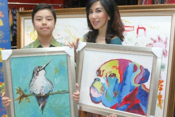 Putra dari dokter Sonia Wibisono melelang 9 karya lukisannya yang dananya akan diberikan penyandang disabilitas.
