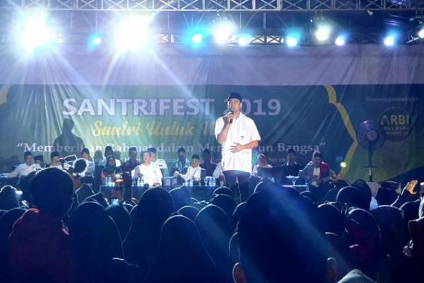 Raffi juga meminta para hadirin untuk mengangkat jempolnya. Kemudian mengingatkan pada 17 April 2019 mendatang untuk mencoblos Jokowi - KH Ma`ruf.
