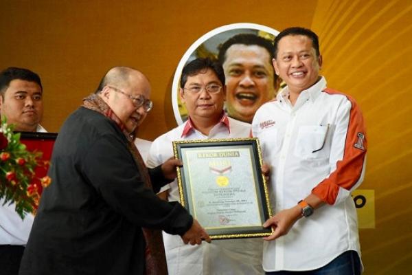 Ketua DPR RI Bambang Soesatyo (Bamsoet) mendapatkan rekor dunia dari Museum Rekor Dunia Indonesia (MURI) atas rekor penyelenggaraan Turnamen Catur Terbuka Piala Ketua DPR RI dengan Peserta Master Terbanyak di Dunia.