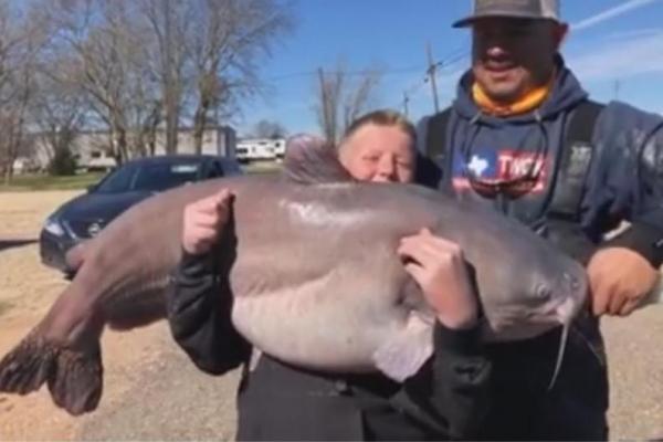 Seorang bocah asal Texas berusia 13 tahun mencetak rekor baru untuk kelompok usianya ketika dia mampu memancing ikan lele biru yang timbangannya mencapai 67 pound.