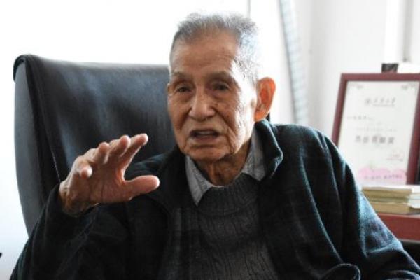Pada usia 100, Yang Enze, seorang profesor di Universitas Tianjin, masih bolak-balik ke laboratoriumnya setiap hari dan memimpin murid-muridnya pada proyek penelitian.