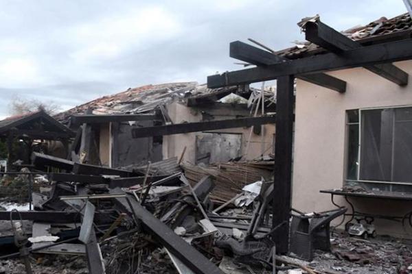 Serangan roket itu menghancurkan sebuah rumah tempat tinggal di komunitas Mishmeret, utara kota Kfar Saba, melukai enam anggota keluarga.