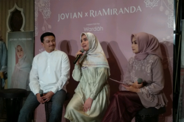 Desainer modest Indonesia Ria Miranda dan desainer Malaysia Jovian Mandagie meluncurkan koleksi Raya bertajuk Moroccan Style Fashion 2019.
