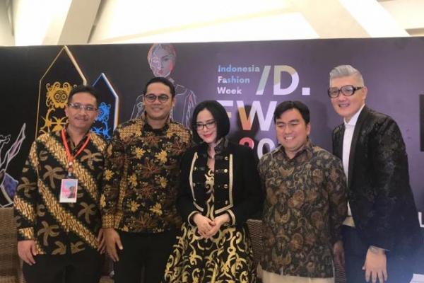Mengusung budaya Kalimantan yang etnik dan unik, Indonesia Fashion Week hari ini resmi dibuka.